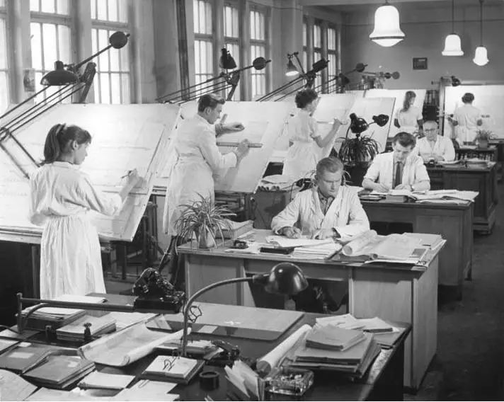 Ingenieure an Zeichenbrettern in den 1950er Jahren – Bundesarchiv Foto