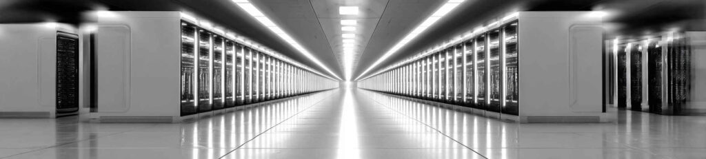 Schwarz-weiß Fotografie eines modernen Serverraums mit endlosen Racks, Symbol für Hosting und zuverlässige Betreuung.